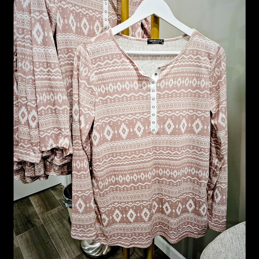BOUTIQUE NWT Henley Top Dusty Mauve & White